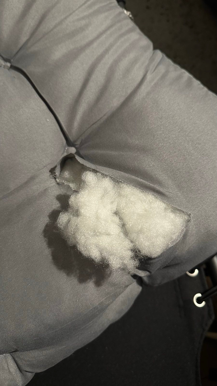 A296 Pažeista prekė. Juodas sulankstomas gultas–kėdė su paminkštinimu.