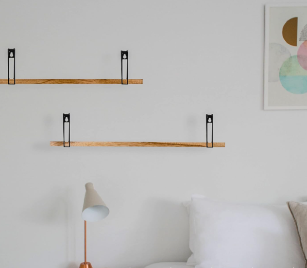 A16  Medinės sieninės lentynos su metaliniais laikikliais