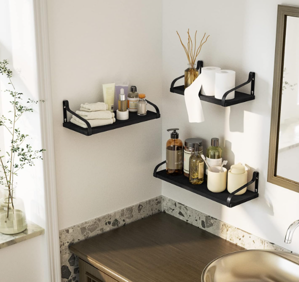 A28 Sieninės lentynos su metaliniais laikikliais