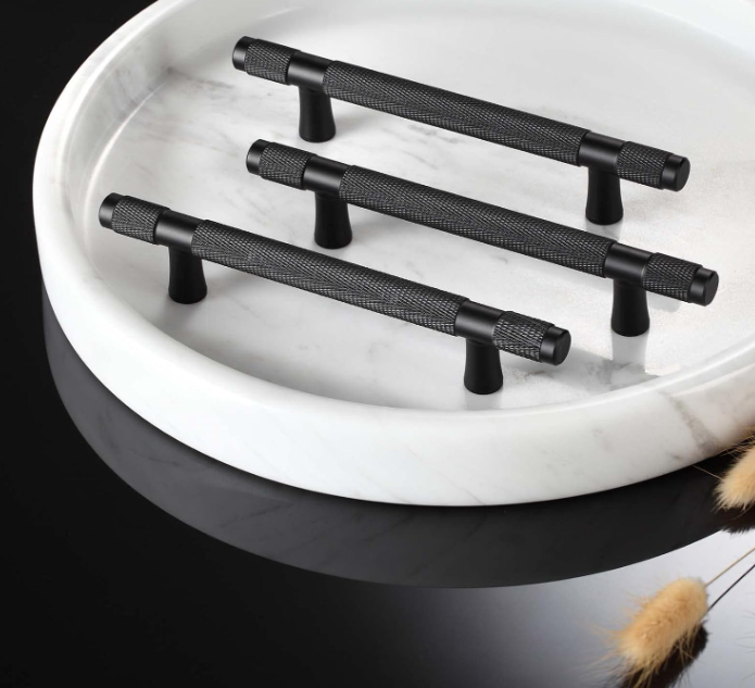 A184 Juodos aliuminio baldų rankenėlės (96 mm tvirtinimo atstumas 5vnt.)