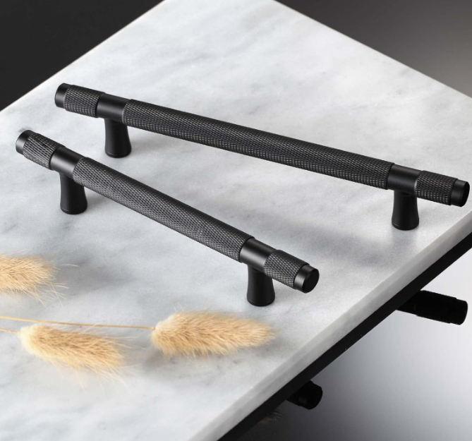 A184 Juodos aliuminio baldų rankenėlės (96 mm tvirtinimo atstumas 5vnt.)