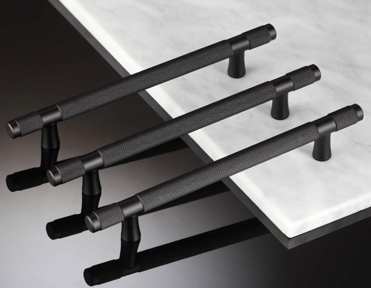 A184 Juodos aliuminio baldų rankenėlės (96 mm tvirtinimo atstumas 5vnt.)