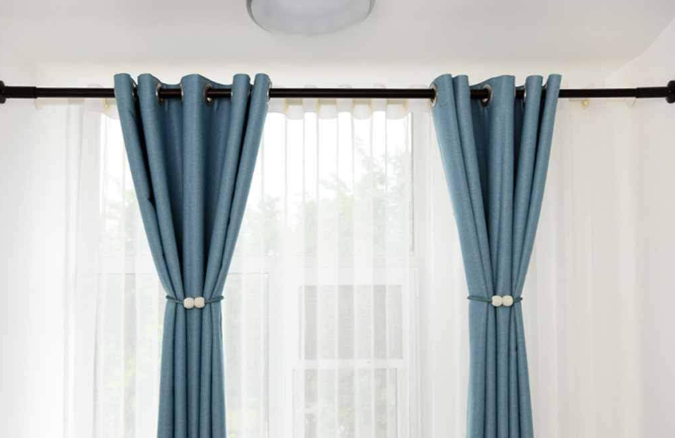 A246 Juodas teleskopinis karnizas