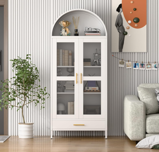 A383 Elegantiška stiklinė vitrina – tvirta, universali ir stilinga