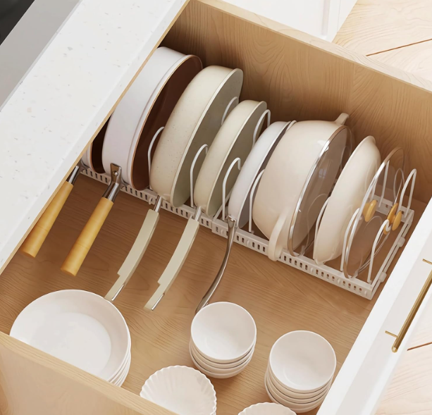 A446 Reguliuojamas puodų ir dangčių laikiklis spintelėms (30–58 cm, 10 pertvarų)