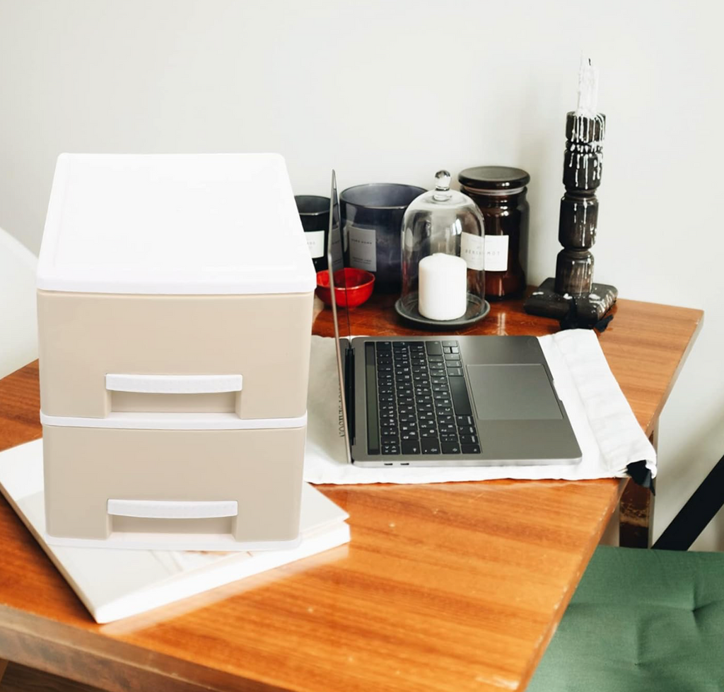 Plastikinė kreminė dėžutė su stalčiais