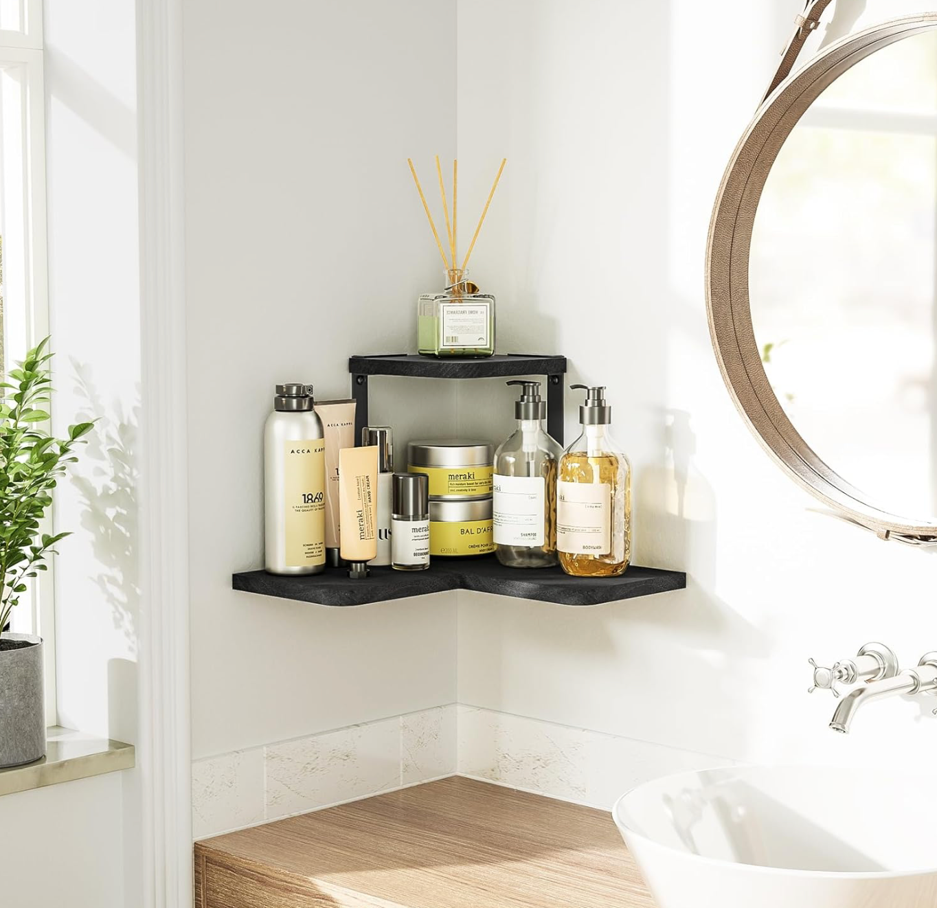 Pažeista prekė Juoda lentynėlė prie sienos