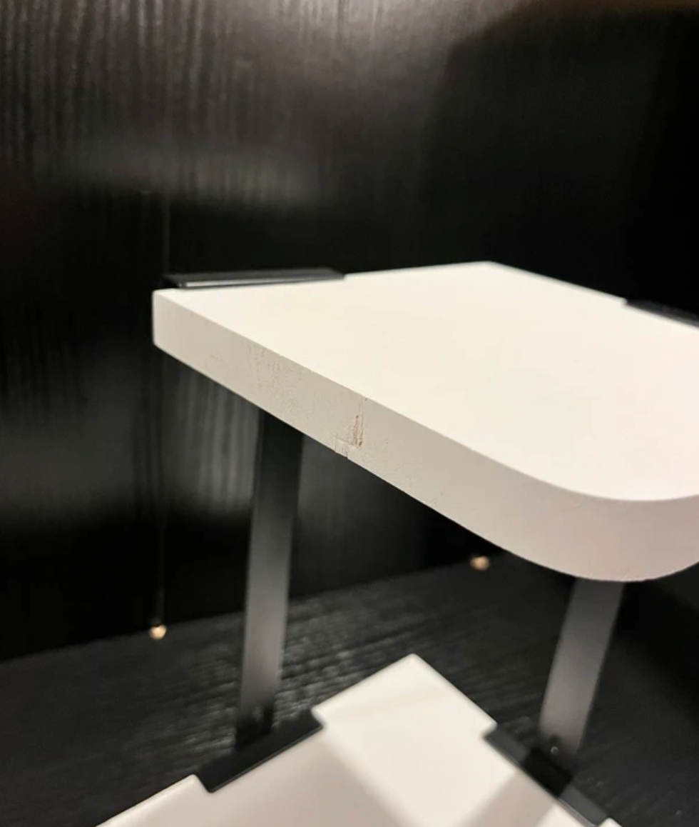 Pažeista prekė Balta lentynėlė prie sienos