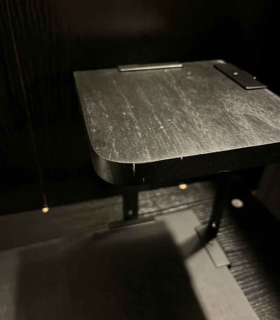 Pažeista prekė Juoda lentynėlė prie sienos